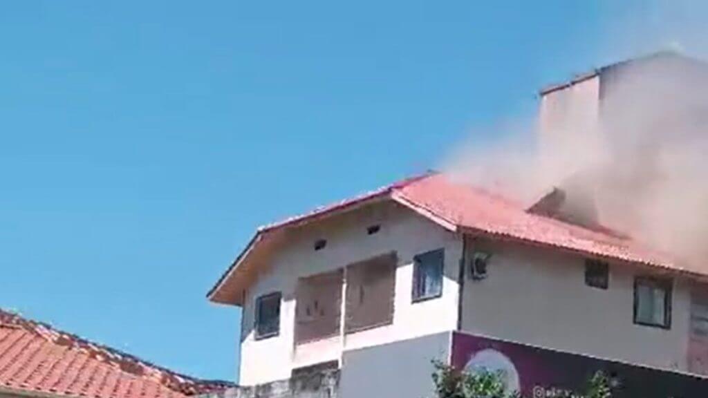 Incêndio em apartamento mobiliza 17 bombeiros na Grande Florianópolis. (Foto: CBMSC/Reprodução)