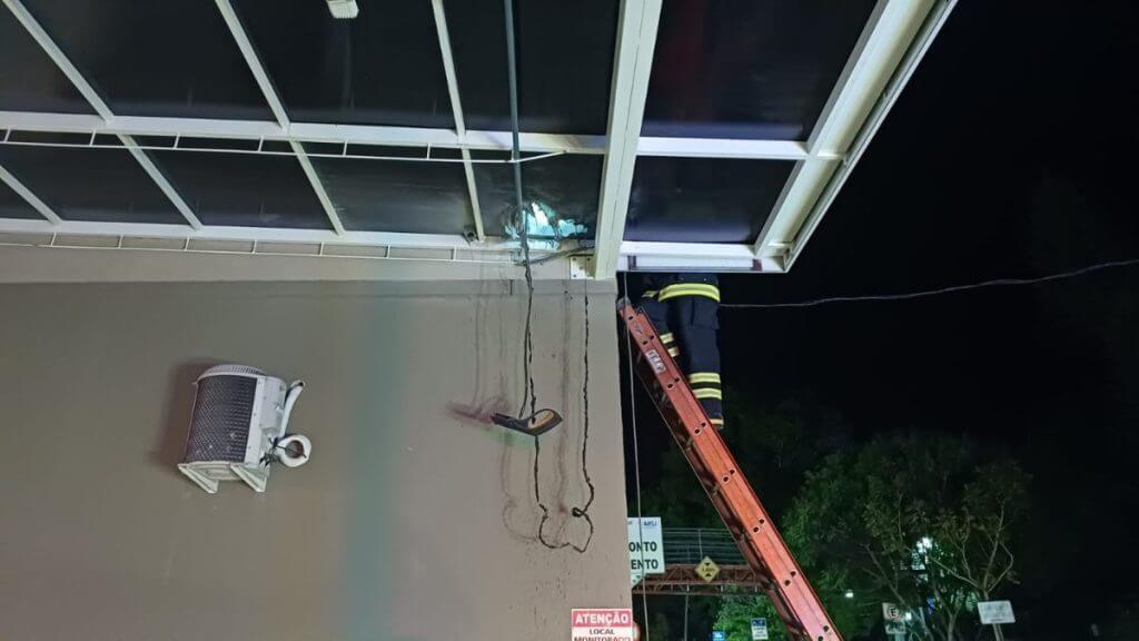 Lava-jato dá início a incêndio em estrutura de hospital em SC. (Foto: Corpo de Bombeiros Voluntários/Reprodução)