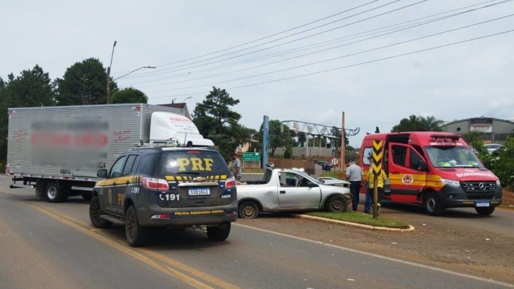Motorista de 100 anos morre em colisão entre caminhonete e caminhão em SC. (Foto: CBMSC/Reprodução)