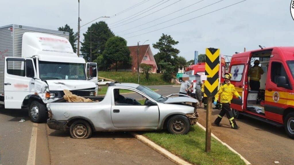 Motorista de 100 anos morre em colisão entre caminhonete e caminhão em SC. (Foto: CBMSC/Reprodução)