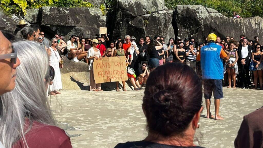 "Mais um feminicídio": multidão se reúne em ato por jovem morta em trilha de Florianópolis (Foto Juan Todescatt/ Reprodução)