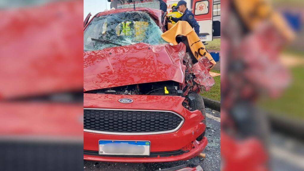 Grave acidente entre ônibus e carro deixa dois mortos em Florianópolis. (Fotos: CBMSC/Reprodução)