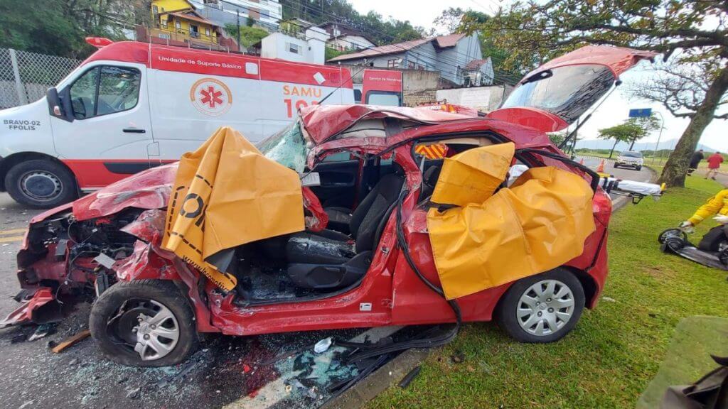 Grave acidente entre ônibus e carro deixa dois mortos em Florianópolis. (Fotos: CBMSC/Reprodução)