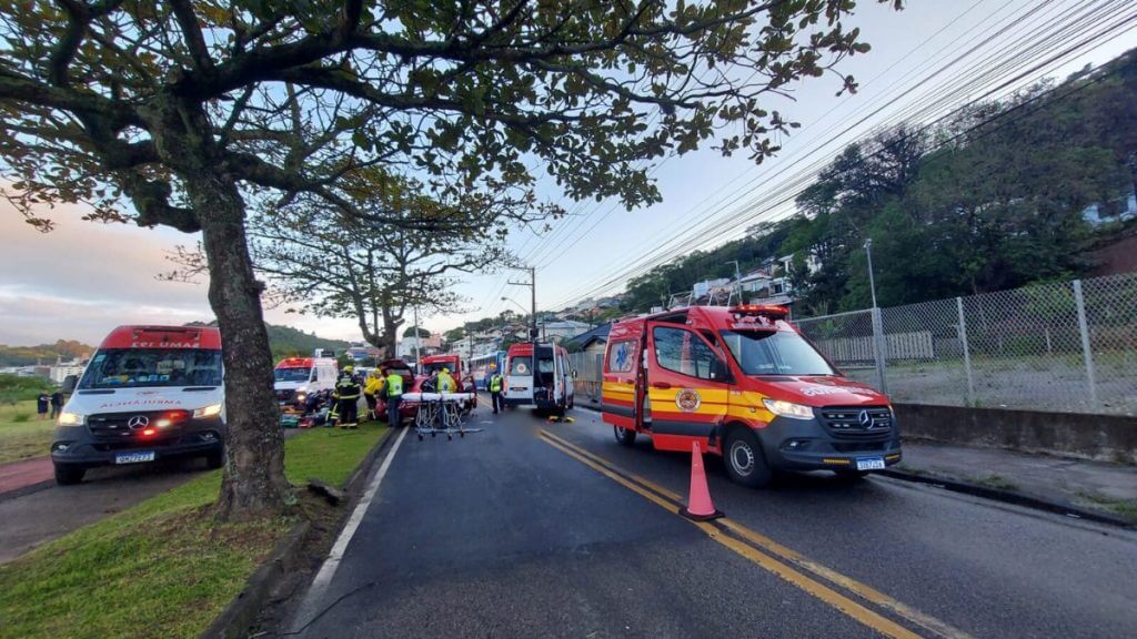Grave acidente entre ônibus e carro deixa dois mortos em Florianópolis. (Fotos: CBMSC/Reprodução)
