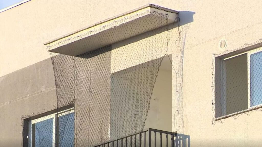 sacada onde homem fazia a instalação