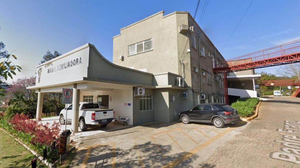 Lava-jato dá início a incêndio em estrutura de hospital em SC. (Foto: Corpo de Bombeiros Voluntários/Reprodução)