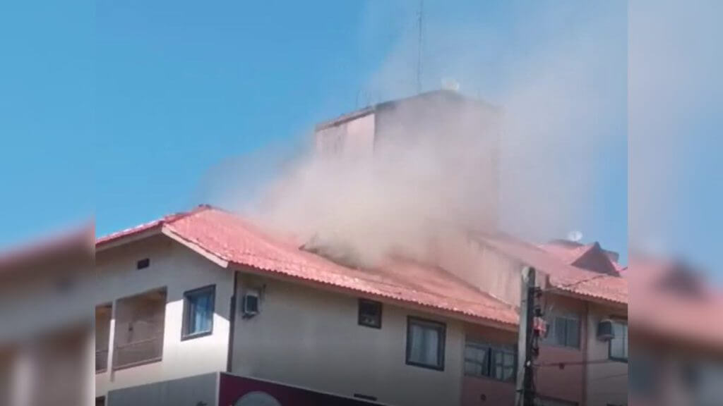 Incêndio em apartamento mobiliza 17 bombeiros na Grande Florianópolis. (Foto: CBMSC/Reprodução)