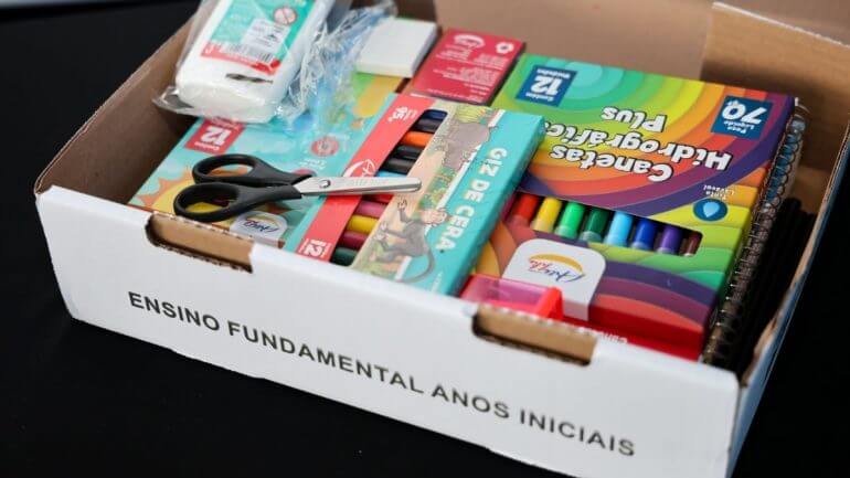 materiais presentes no kit para alunos da rede estadual em sc