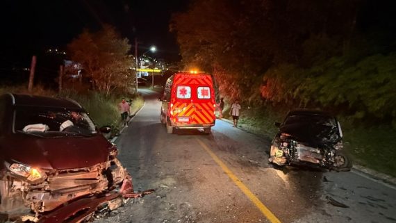 Acidente entre dois carros e moto deixa seis feridos na Grande Florianópolis
