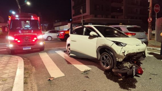 Moto vai parar embaixo de carro e motoclicista fica ferido em acidente em Florianópolis