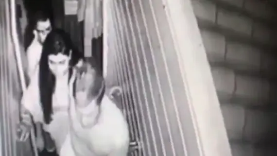 Câmera de segurança do clube Café de La Musique, mostrando em primeiro plano André de Camargo Aranha, com Mariana Ferrer em segundo plano (Foto: Reprodução)